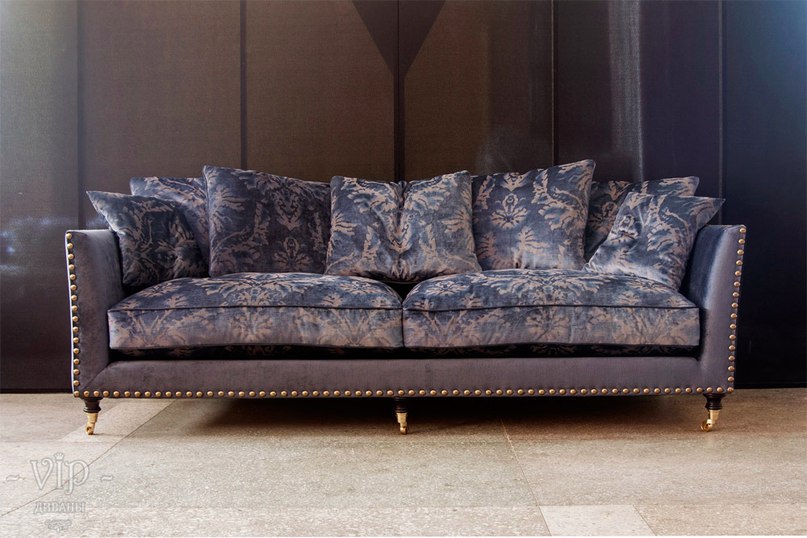 Серый диван в классическом интерьере