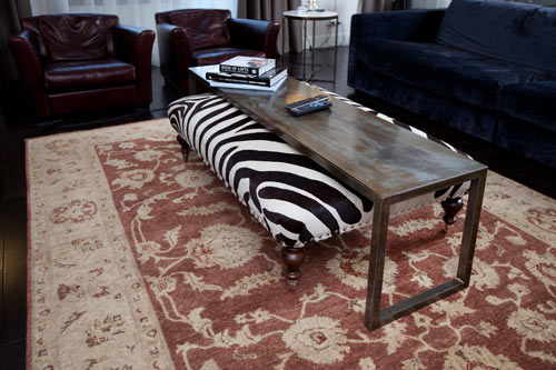 Дизайн гостиной с журнальным столиком диваном и креслами