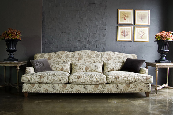 Красивый диван в гостиную