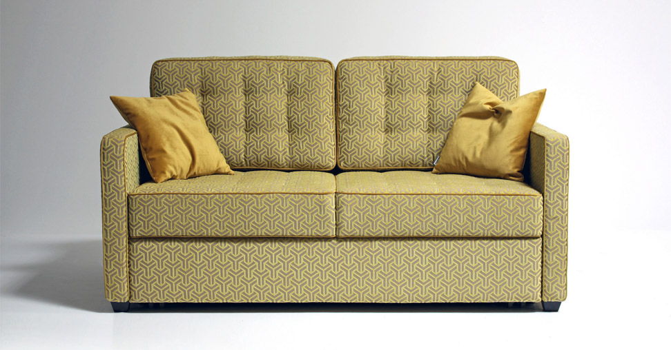 желтый диван с геометрическим рисунком