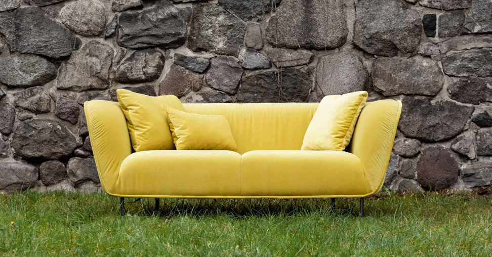 желтый велюровый диван