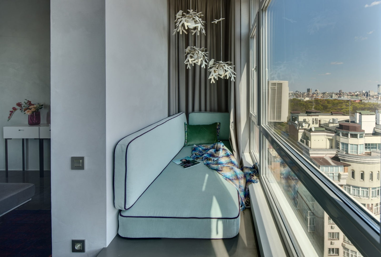 Стильная лоджия и балкон: дизайн интерьера для разных случаев