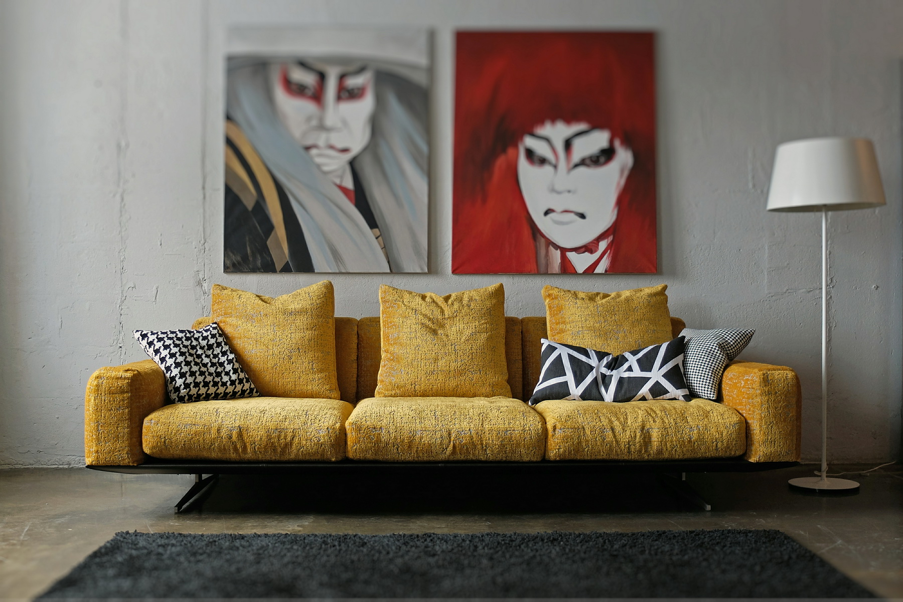 Оформление стены над диваном: лучшие дизайнерские идеи