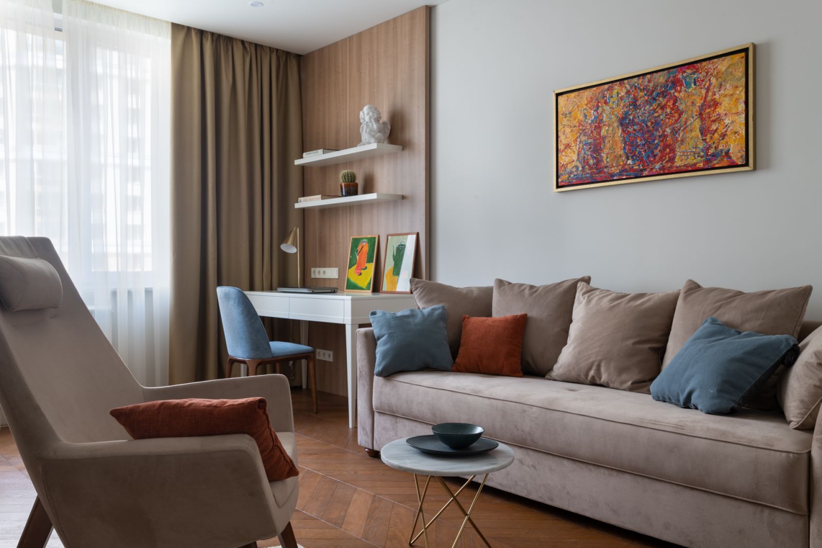 Дизайн гостиной комнаты, диван и кресло