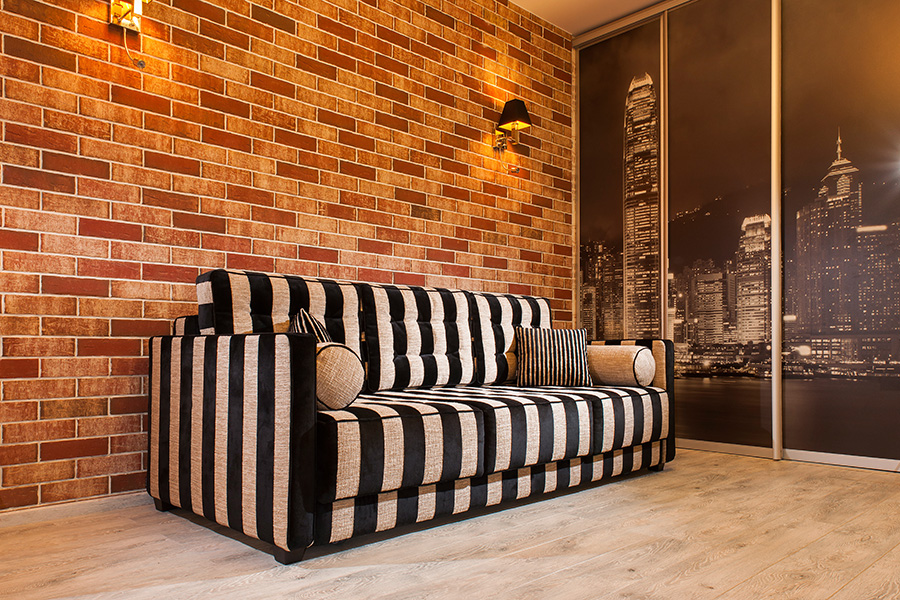 Дизайнерский диван в комнате