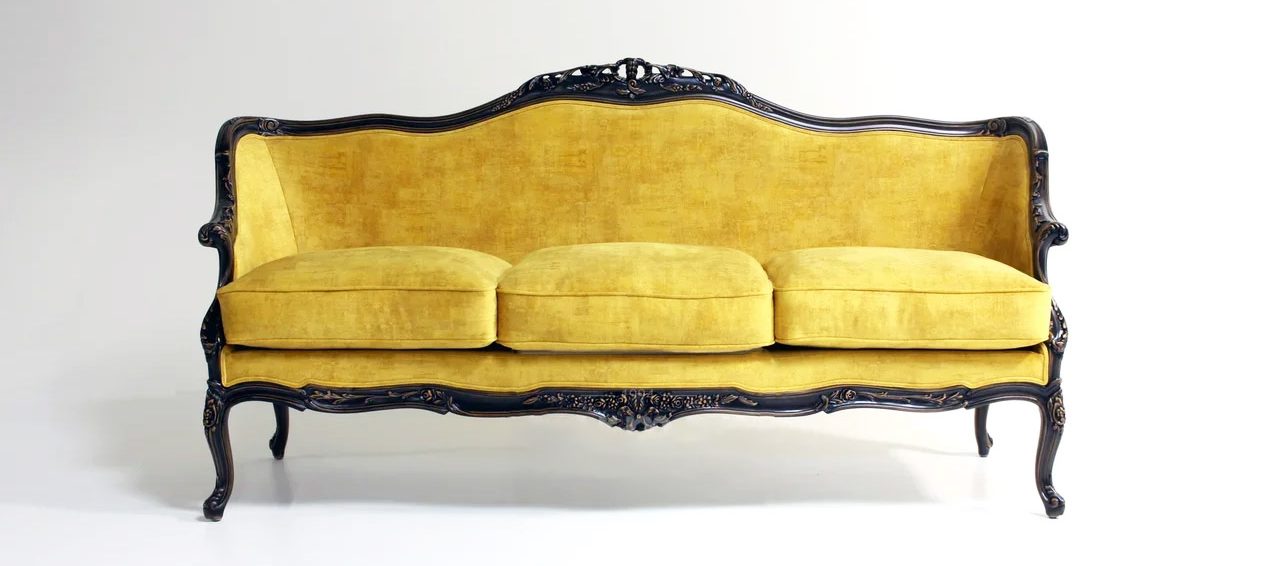 классический желтый диван