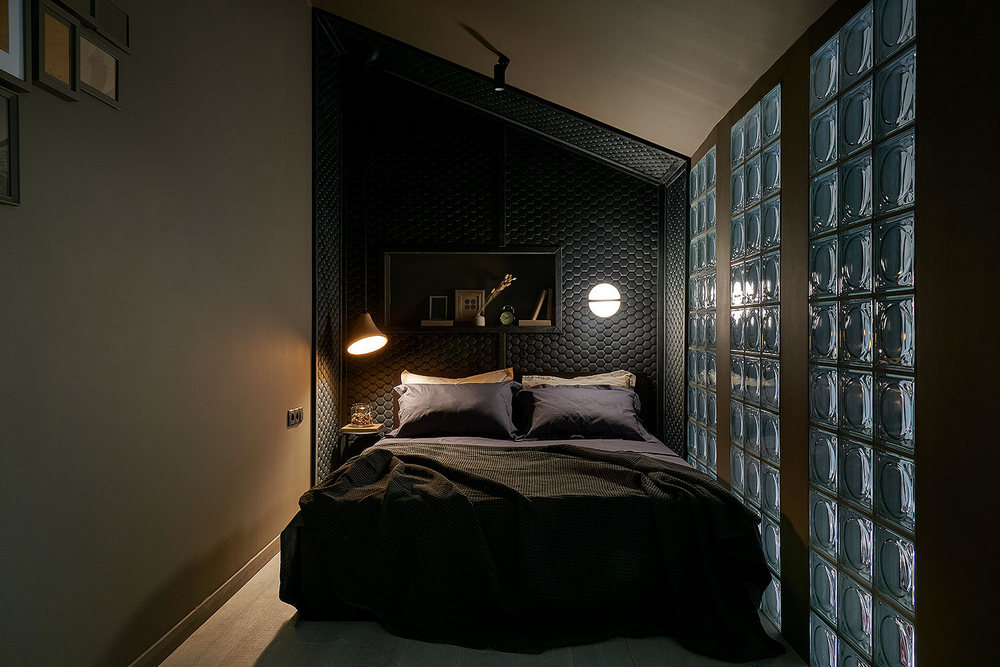двуспальня кровать коричневого цвета 
