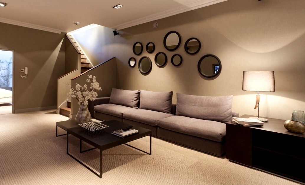 Оформление стены над диваном 2022: лучшие дизайнерские идеи. Что повеситьна стену над диваном: украшаем гостиную и кухню