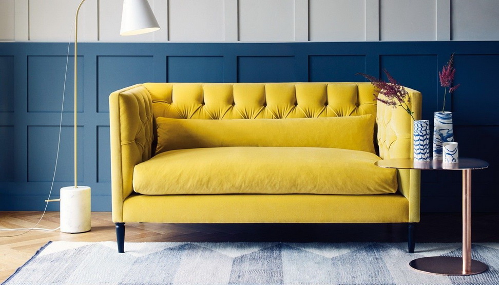 желтый диван с круглым столиком